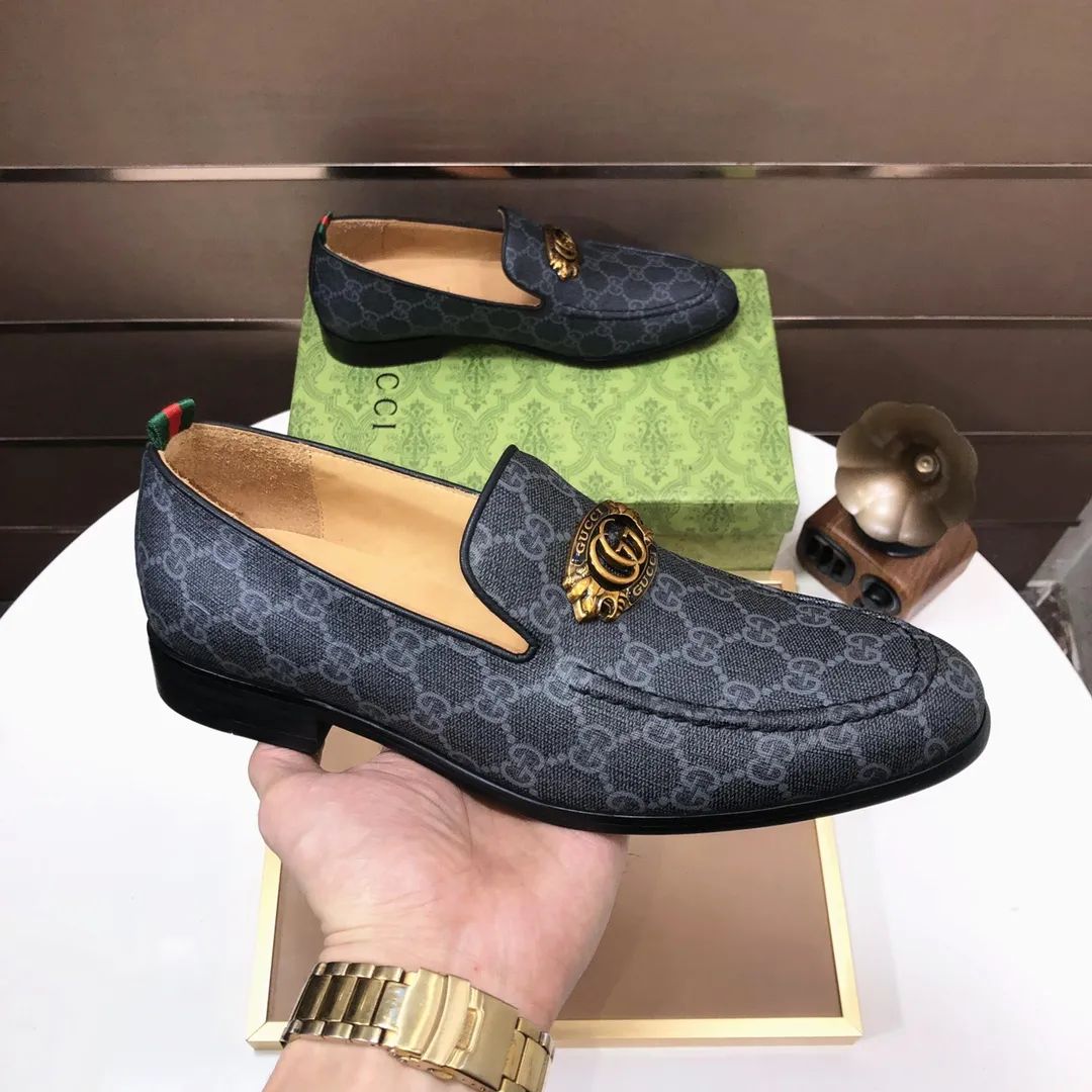 Men's shoes💰500💰Italy's top luxury men's shoe giant (GUCCI) (Gucci) (full cowhide lining) new arrival🍃Original European style🔰 Pleasant to the eye😍In order to make the shoes more durable and non-deformable🌀The production continues to follow traditional methods but there is still no lack of innovation💪Choose original sheepskin for the leather♻️ Smooth and natural And extra bright ⭐Made of imported cowhide, the first choice of rich people 38-45 (45 customized)